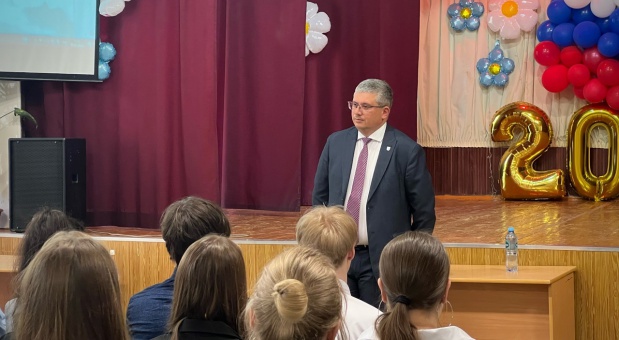 Александр Новиков поговорил со школьниками о важном