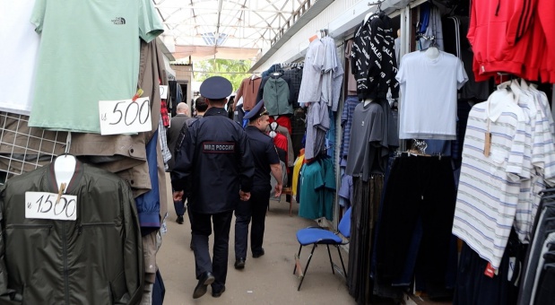 В Смоленске прошла проверка торговых павильонов на Колхозной площади