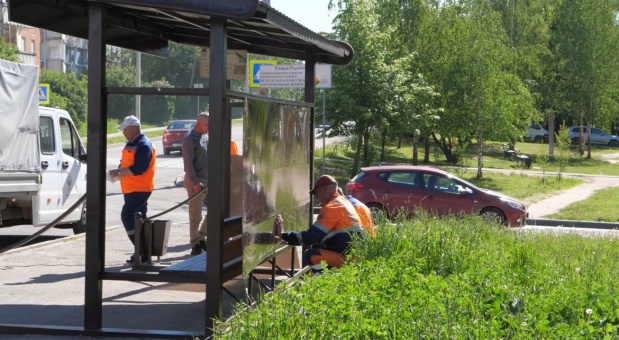 В Смоленске продолжается ремонт остановок общественного транспорта
